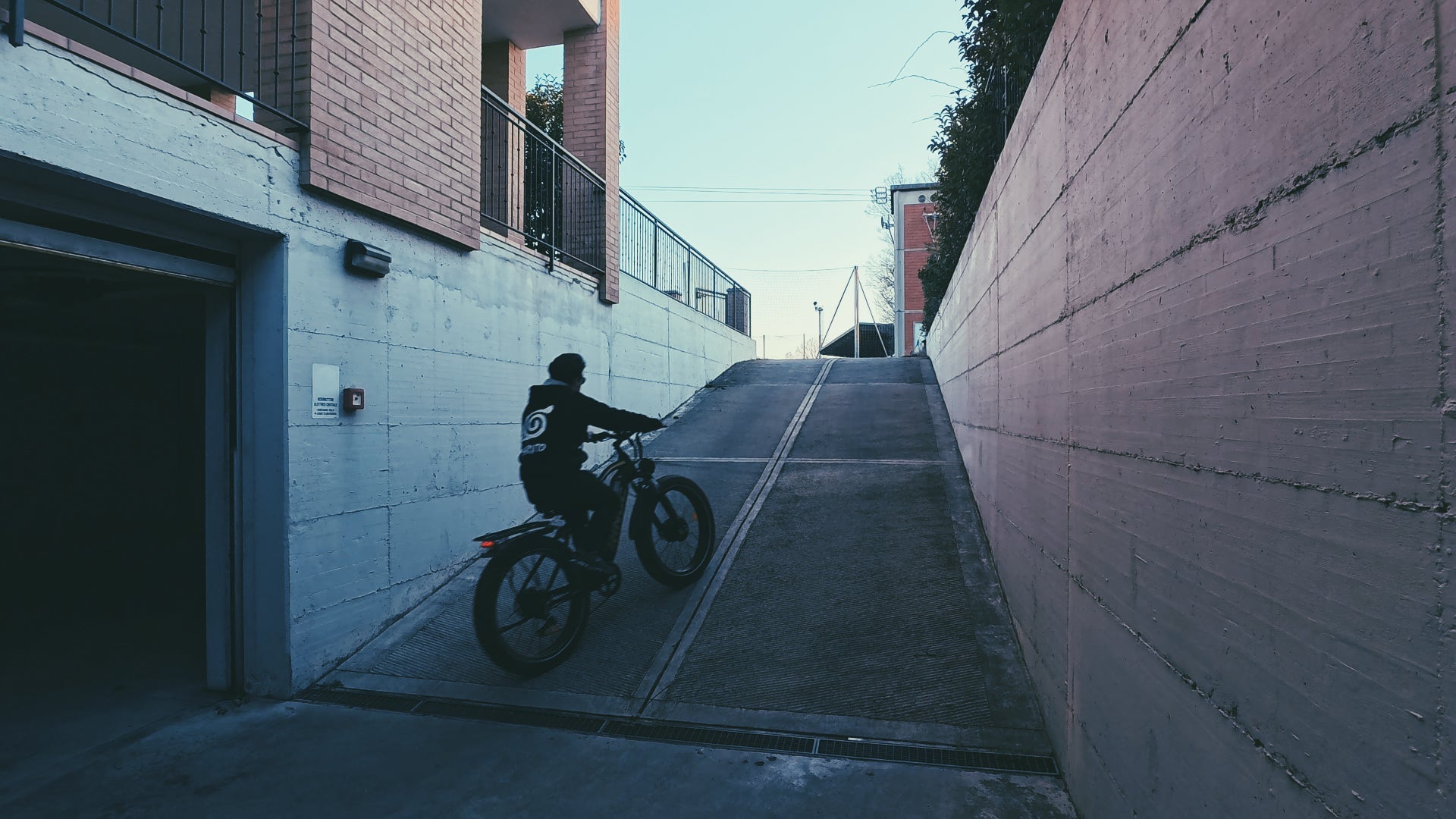 How does the RINCC electric bicycle shift gears?