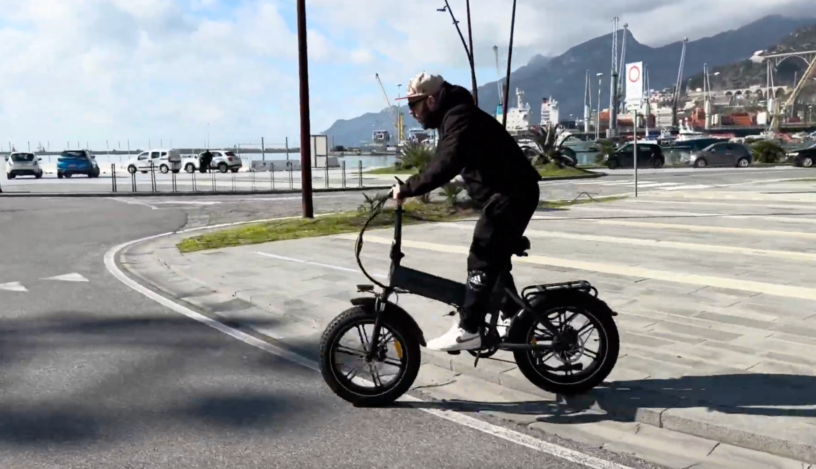 How does the RINCC electric bicycle shift gears?